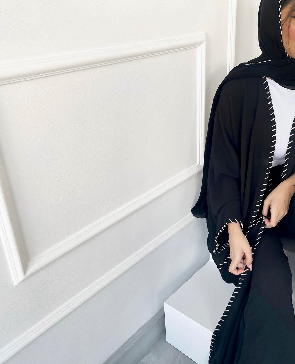 Mira Minimal Thread Abaya